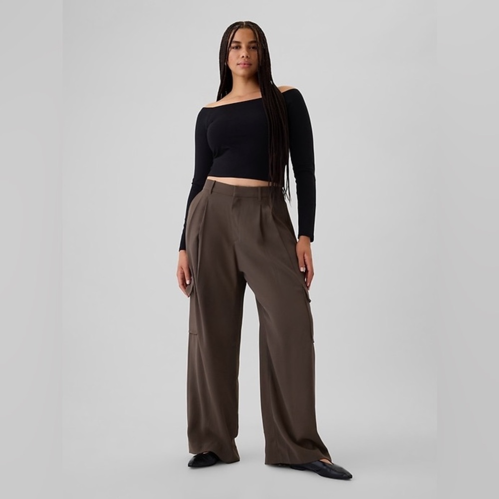 GAP 365 High Rise Cargo Pleated Trousers in brown, women’s size 6